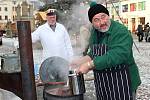 Členové Cechu přátel pátého ročního období v Mohelnici připravili na stříbrnou adventní neděli tradiční zabíjačku.