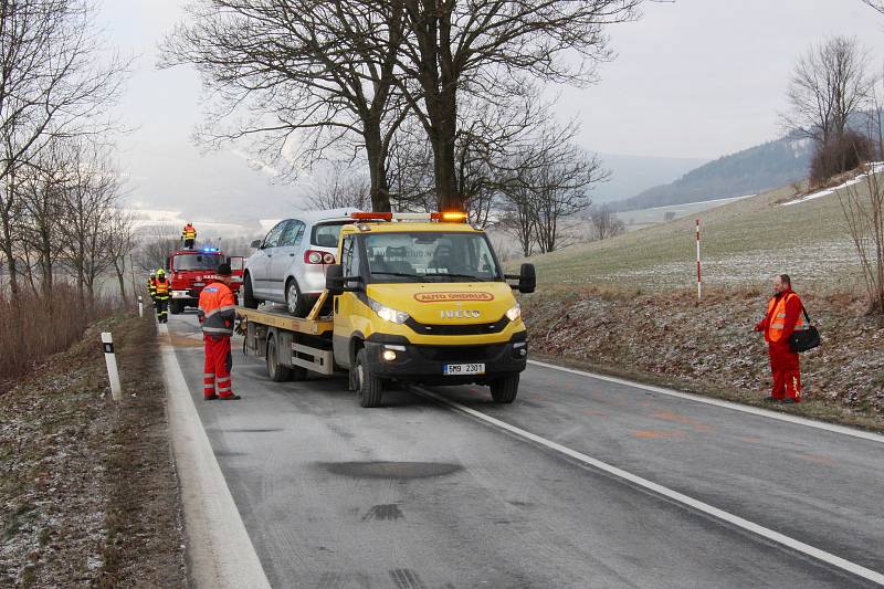 Při dvou nehodách na silnici I/11 u Písařova na Šumpersku se zranilo velké množství lidí.  Auta se srazila v místech dvou skvrn na silnicích.