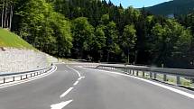 Silnice číslo 44 přes Červenohorské sedlo se nedávno dočkala opravy, přesto patří s průměrnou rychlostí 52 kilometrů za hodinu kvůli horskému terénu k těm pomalejším