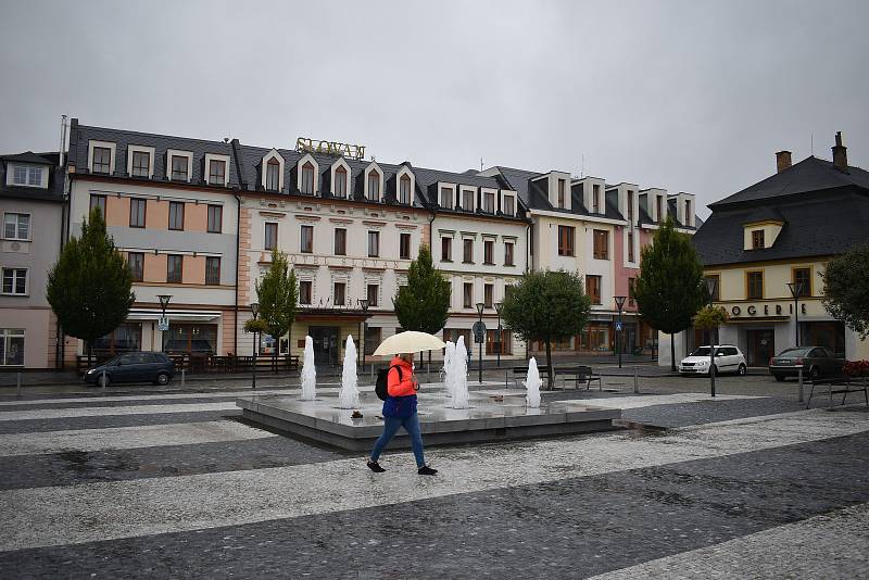 Hotel Slovan a obchodní centrum Alkron v Jeseníku.