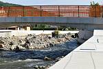 Práce na protipovodňové ochraně vesnic podél řeky Desné pokračují. V Rapotíně otevřeli nový most.