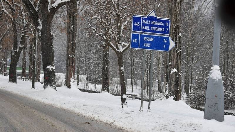 Silnice pod Pradědem v okolí Karlovy Studánky a Malé Morávky v neděli 7. února 2021