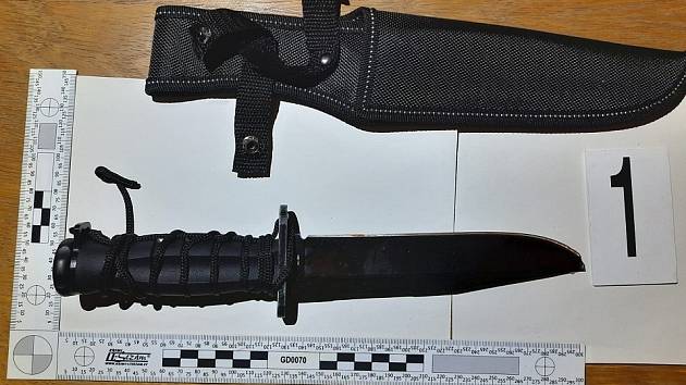 Nůž, kterým 19letý mladík zaútočil na svého dědečka a jeho známého v Postřelmově