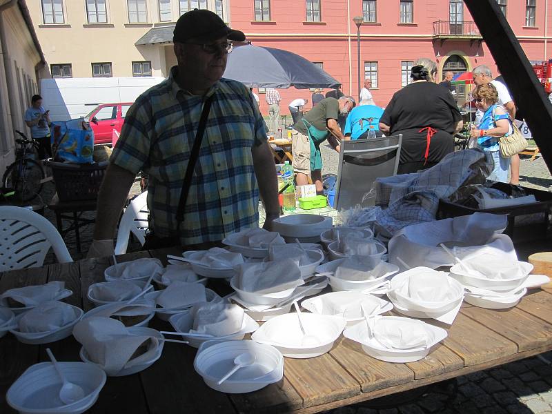 Hudebníci si v Šumperku rozdali souboj s veřejností. U roztančených kotlíků si v rámci Mezinárodního folklorního festivalu poměřili síly  ve vaření guláše.