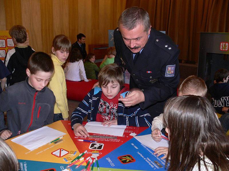 Děti si s policisty povídali například o škodlivosti alkoholu, nikotinu i dalších drog