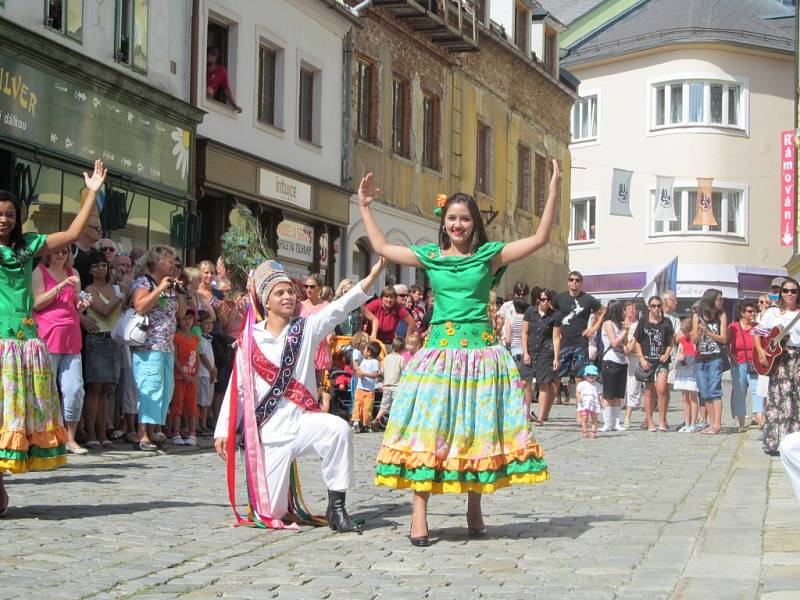 Roztančená ulice – jeden z programů XXII. Mezinárodního folklórního festivalu v Šumperku.