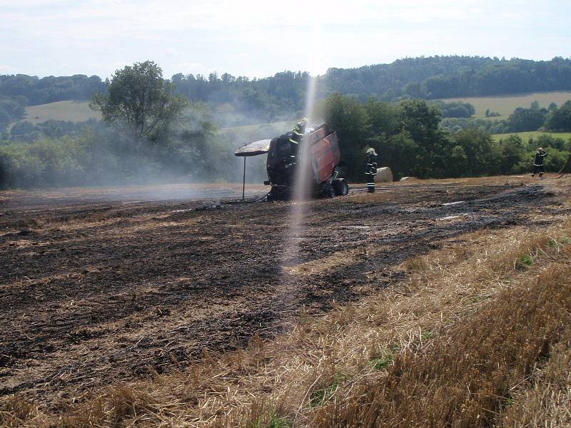 Požár stroje na lisování slámy u Obědného na Šumpersku