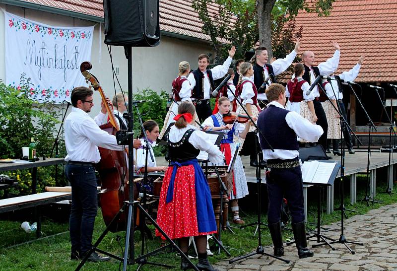 Písně, tance a muzika uchvátily v sobotním podvečeru a večeru návštěvníky babického Mýtinkafestu.