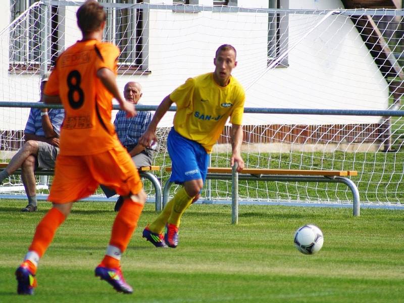 Přátelské utkání Zábřeh versus Šumperk (žluté dresy) v Leštině.