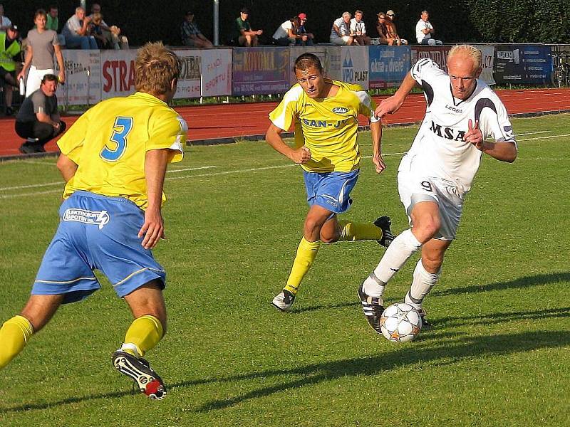 Šumperští fotbalisté porazili doma Dolní Benešov (bílé dresy)