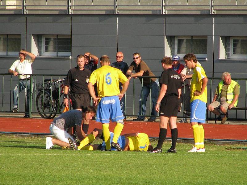 Šumperští fotbalisté porazili doma Dolní Benešov (bílé dresy)