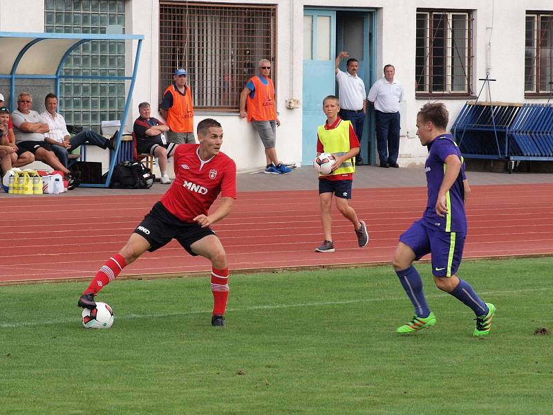 Fotbalisté Hodonína (v červených dresech) ve 2. kole MSFL remizovali s Mohelnicí 1:1. Hosté skóre srovnali v nastaveném čase.