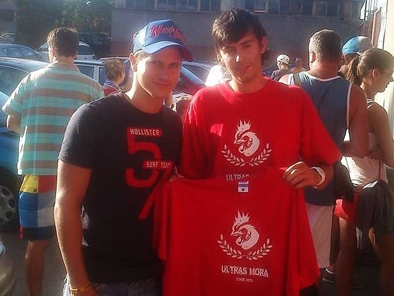 Libor Kašík (vlevo) na zhruba měsíc staré fotce, kde přebírá triko od Ultras Mora. Co asi obdrží od fanoušků Draků?