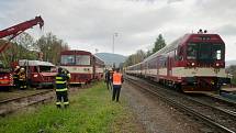 Simulovaná dopravní nehoda dodávky a osobního vlaku na železničním přejezdu v Jeseníku.