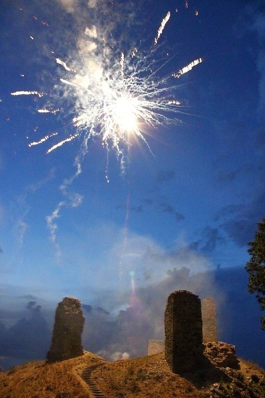 Středověké odpoledne na hradě v Brníčku 5. července 2017. Závěrečný ohňostroj