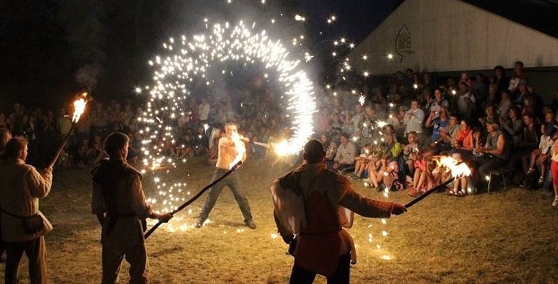 Středověké odpoledne na hradě v Brníčku 5. července 2017. Ohňová show v podání Mohelnické sebranky.