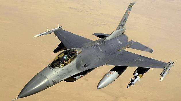 Stroj F-16.