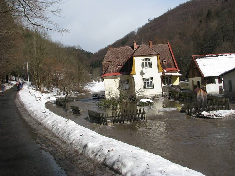 Řeku Březnou blokuje led, voda si vytváří nové koryta