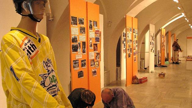 Snímek z instalace výstavy o šumperském sportu