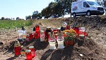 Na místě tragické nehody u Libivé i u hasičské zbrojnice v Zábřehu, kde čtveřice hasičů sloužila, vznikla pietní místa.