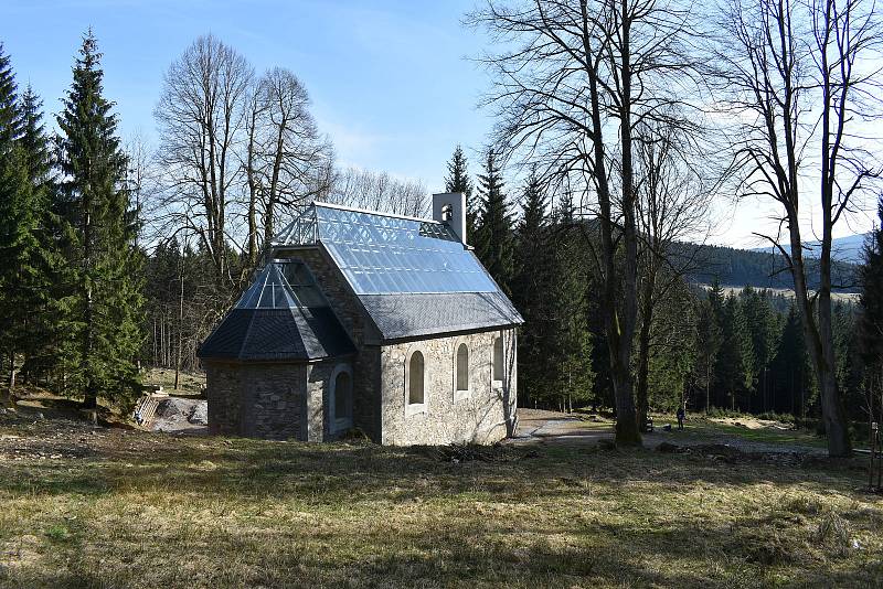 Kostel svaté Anny nad Horním Údolím na Zlatohorsku.