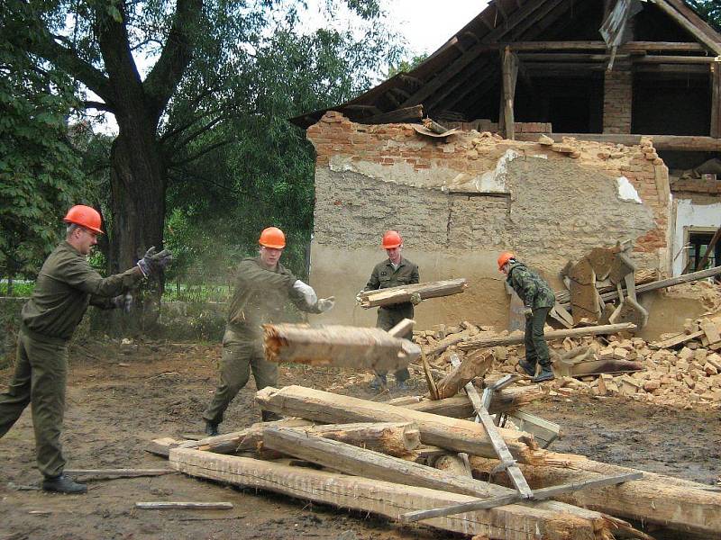 Demolice domu Vladimíra Valenty v Bernarticích