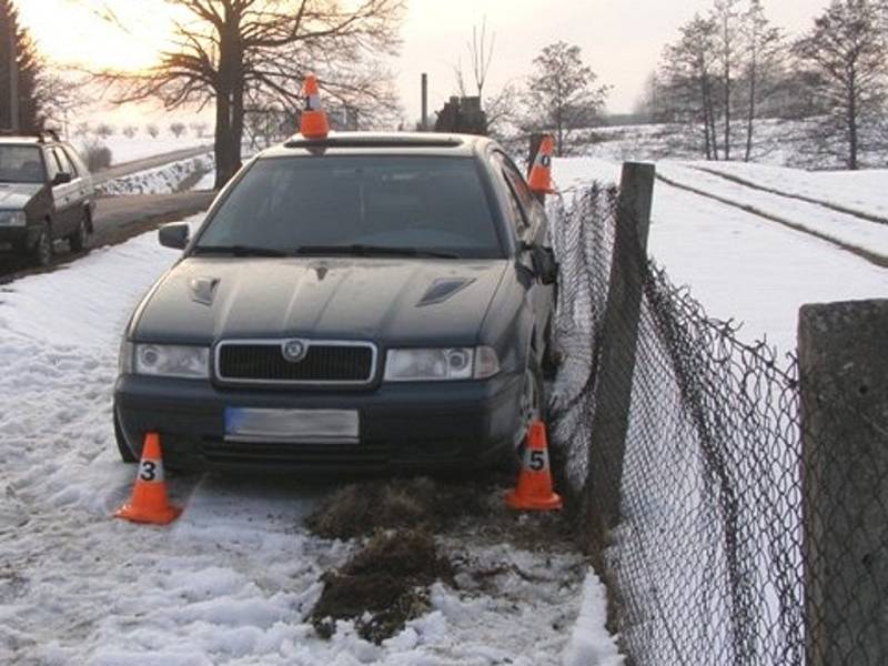 Mladík chtěl zmizet před policií, pak havaroval.