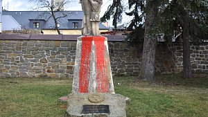 Socha rudoarmějce v Mohelnici politá červenou barvou. 26. února 2022