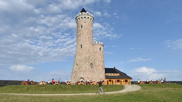 Dalimilova rozhledna na vrchu Větrov na Staroměstsku je kopií původní rozhledny na Králickém Sněžníku.