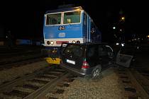 Nehoda mezi osobním autem a lokomotivou se odehrál v pondělí 30. listopadu před dvaadvacátou hodinou na železničním přejezdu v Lidické ulici v Šumperku.
