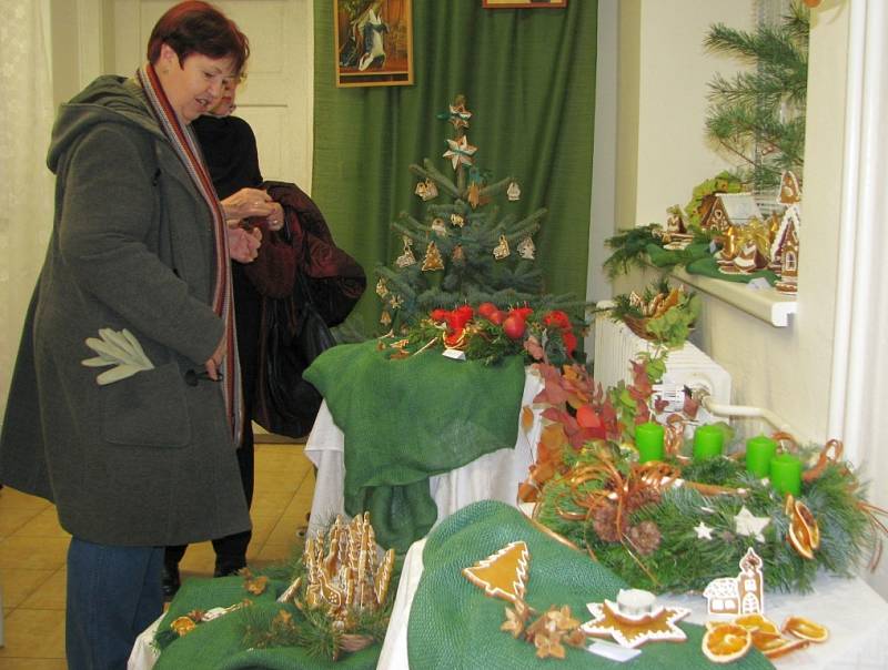 Na vánoční výstavě žáků Střední školy sociální péče a služeb v Zábřehu najdou návštěvníci nápadité a pestré aranžmá. Mohou se nechat také inspirovat při zdobení vánoční tabule.