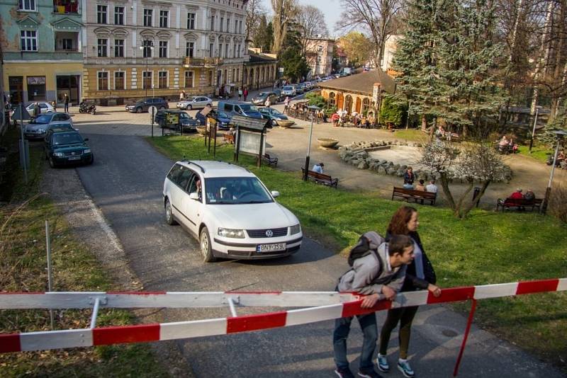 Pohled z vlaku do centra Glucholaz. 