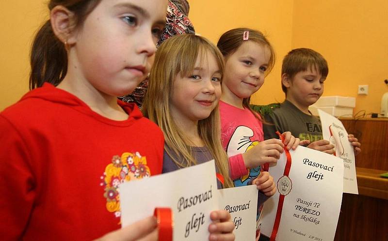 Ve všech školách se včera rozdávala pololetní výplata, v Hrabové na Šumpersku bylo vysvědčení spojeno ještě s něčím navíc: prvňáky čekala přísaha a pasování na školáky