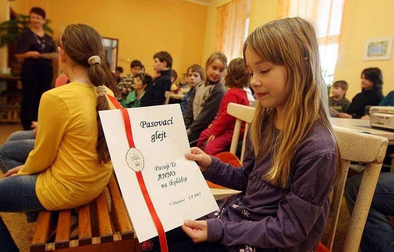 Ve všech školách se včera rozdávala pololetní výplata, v Hrabové na Šumpersku bylo vysvědčení spojeno ještě s něčím navíc: prvňáky čekala přísaha a pasování na školáky