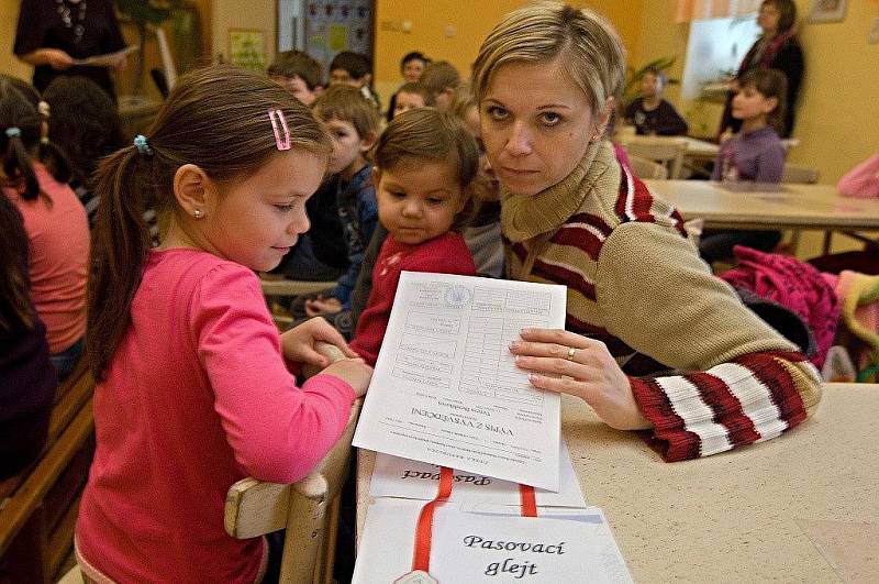 Ve všech školách se včera rozdávala pololetní výplata, v Hrabové na Šumpersku bylo vysvědčení spojeno ještě s něčím navíc: prvňáky čekala přísaha a pasování na školáky