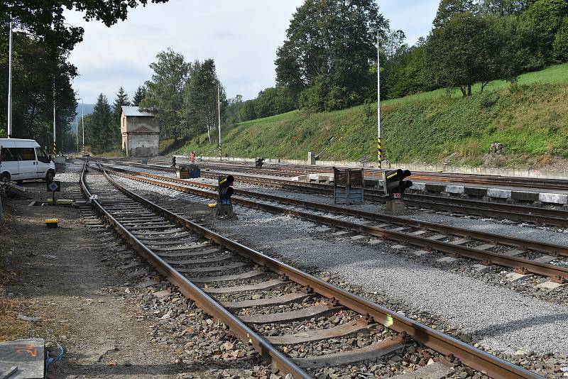 Opravované nádraží v Lipové-lázních.