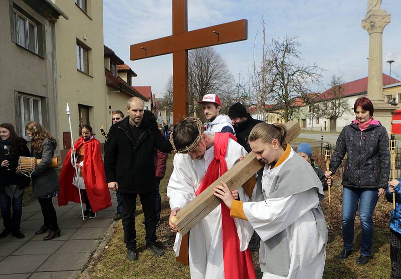 Mladí farníci v Moravičanech vyrazili na křížovou cestu doprovázeni klapači.