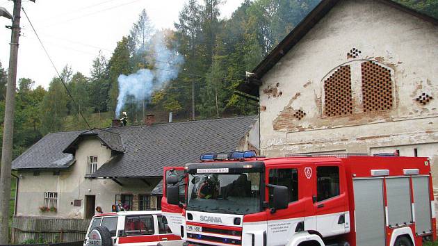 Hasiči likvidují požár sazí v komíně domu v Bratrušově