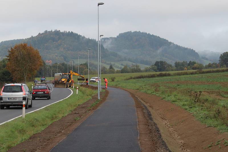 Stezka pro chodce a cyklisty mezi Šumperkem a Bratrušovem v pátek 4. října.