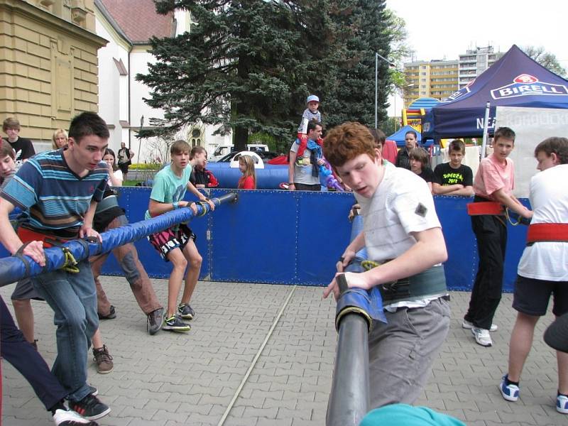 První máj v centru Šumperka nalákal spoustu lidí, hlavně děti si užívali různé atrakce.