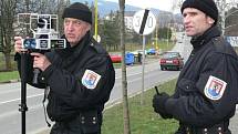 Strážníci měří rychlost na Lidické ulici v Šumperku