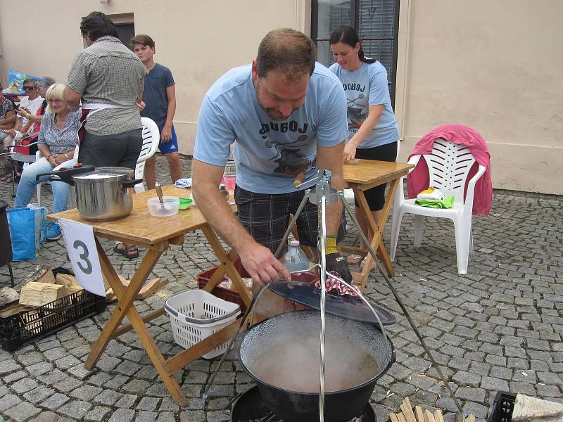 Hudebníci si v Šumperku rozdali souboj s veřejností. U Roztančených kotlíků si v rámci probíhajícího Mezinárodního folklorního festivalu poměřili síly ve vaření guláše.