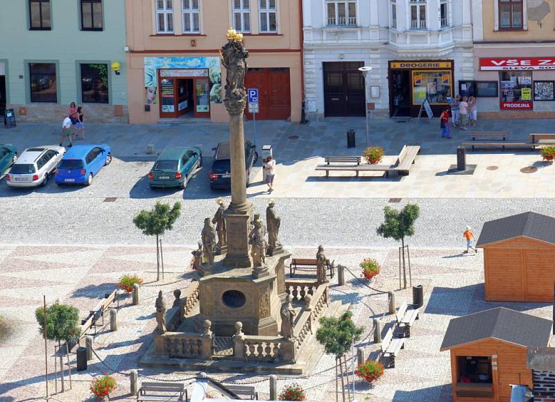 Z vyhlídky nad hodinovým strojem v městské věži u kostela svatého Tomáše z Canterbury v Mohelnici je krásný pohled nejen na celé město a okolí, ale také na hrady Bouzov a Mírov.