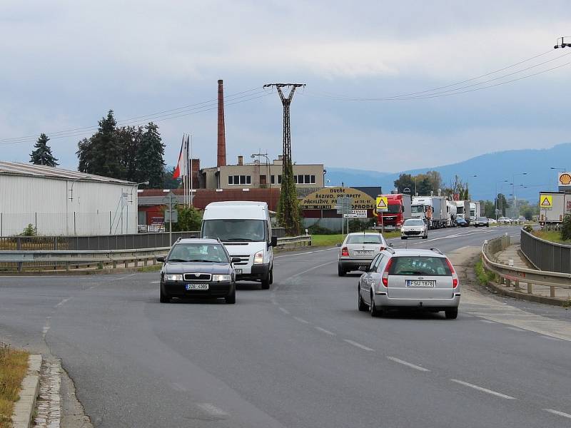 Na křížení průtahu městem s Olomouckou ulicí v Zábřehu zemřeli v sobotu po srážce osobního auta s autobusem čtyři lidé. Rondel by přispěl k větší bezpečnosti i zklidnění dopravy.