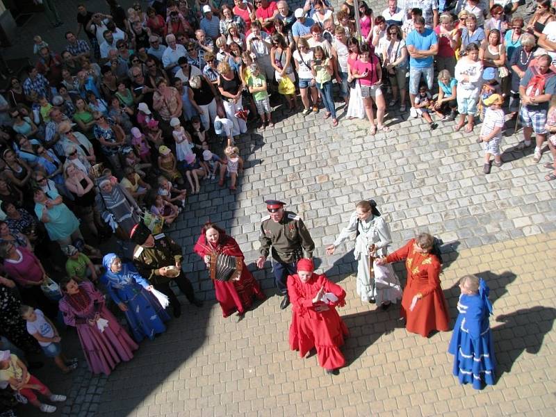 Mezinárodní folklorní festival v Šumperku vrcholí. V sobotu 17. srpna dopoledne zaplnily ulice města domácí soubory i zahraniční hosté, kteří v programu nazvaném Roztančená ulice prošly od radnice přes pěší zónu až do parku U sovy.