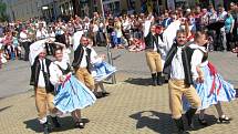 Mezinárodní folklorní festival v Šumperku vrcholí. V sobotu 17. srpna dopoledne zaplnily ulice města domácí soubory i zahraniční hosté, kteří v programu nazvaném Roztančená ulice prošly od radnice přes pěší zónu až do parku U sovy.