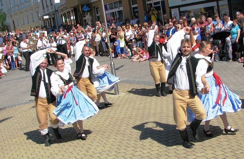 Mezinárodní folklorní festival v Šumperku vrcholí. V sobotu 17. srpna dopoledne zaplnily ulice města domácí soubory i zahraniční hosté, kteří v programu nazvaném Roztančená ulice prošly od radnice přes pěší zónu až do parku U sovy.