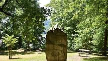 Pomník obětem čarodějnických procesů na místě nad Jeseníkem, kde mohly být domnělé čarodějnice upalovány.