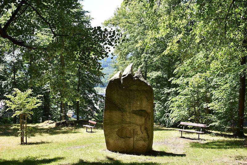 Pomník obětem čarodějnických procesů na místě nad Jeseníkem, kde mohly být domnělé čarodějnice upalovány.