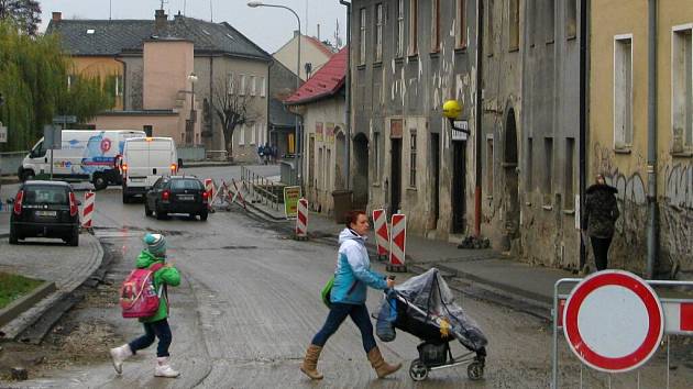 Hlavní silnice v Lošticích je teď uzavřená od začátku po konec města. Výjimku ze zákazu vjezdu mají jen místní obyvatelé a obsluha firem.